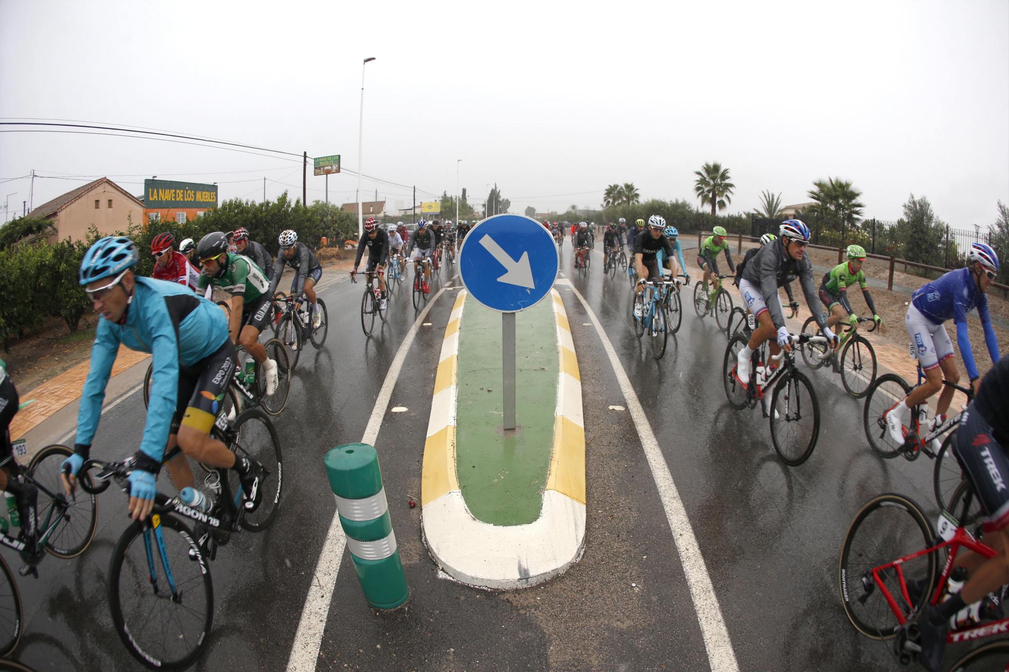 El pelotón durante la undécima etapa de la Vuelta Ciclista a España que ha salido de la localidad murciana de Lorca y finalizará en el Observatorio astronómico de Calar Alto, de 187,5 kilómetros.