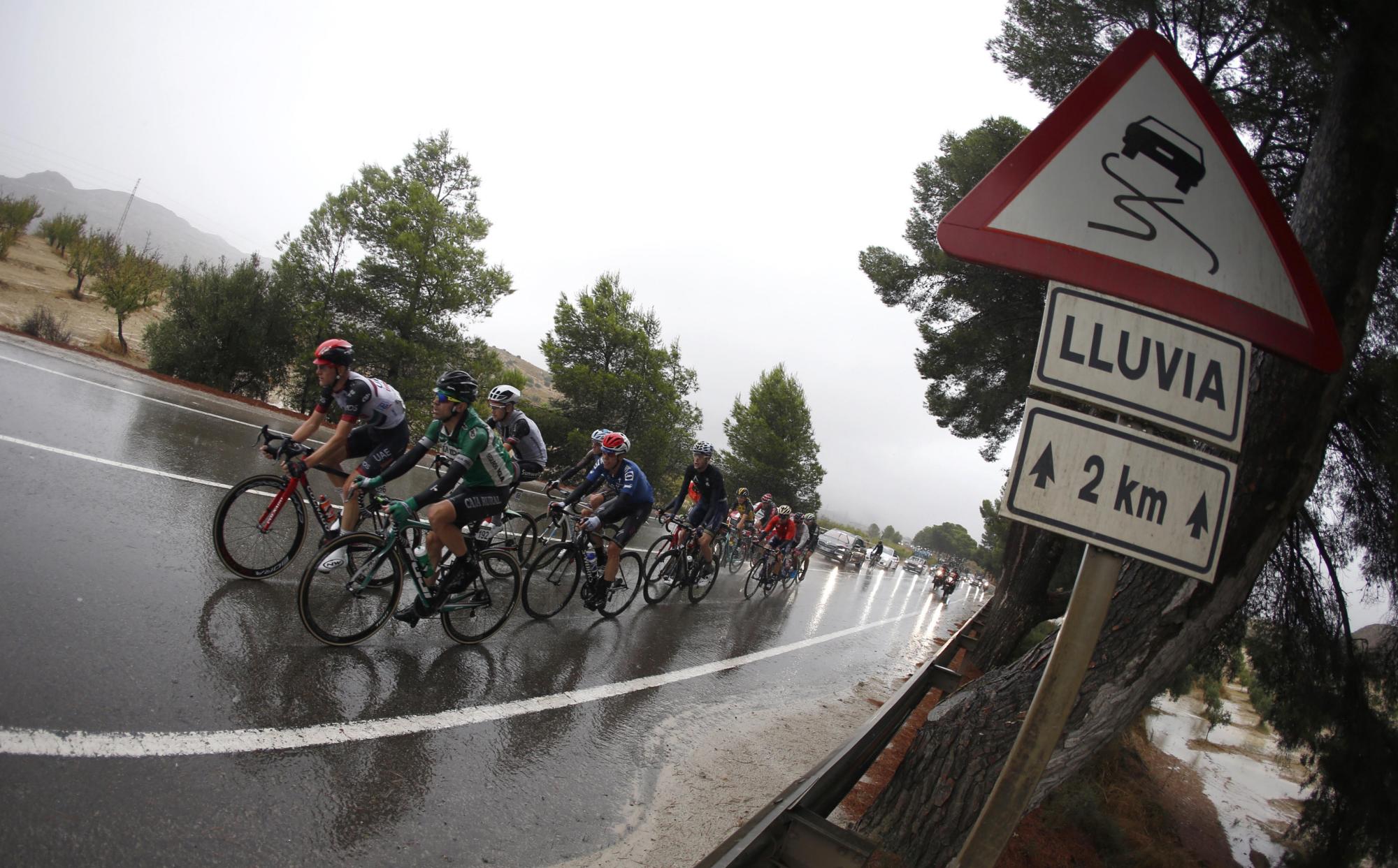 El pelotón durante la undécima etapa de la Vuelta Ciclista a España, con salida en Lorca y meta en el Observatorio Astronómico de Calar Alto (Murcia), con un recorrido de 187,5 kilómetros. 