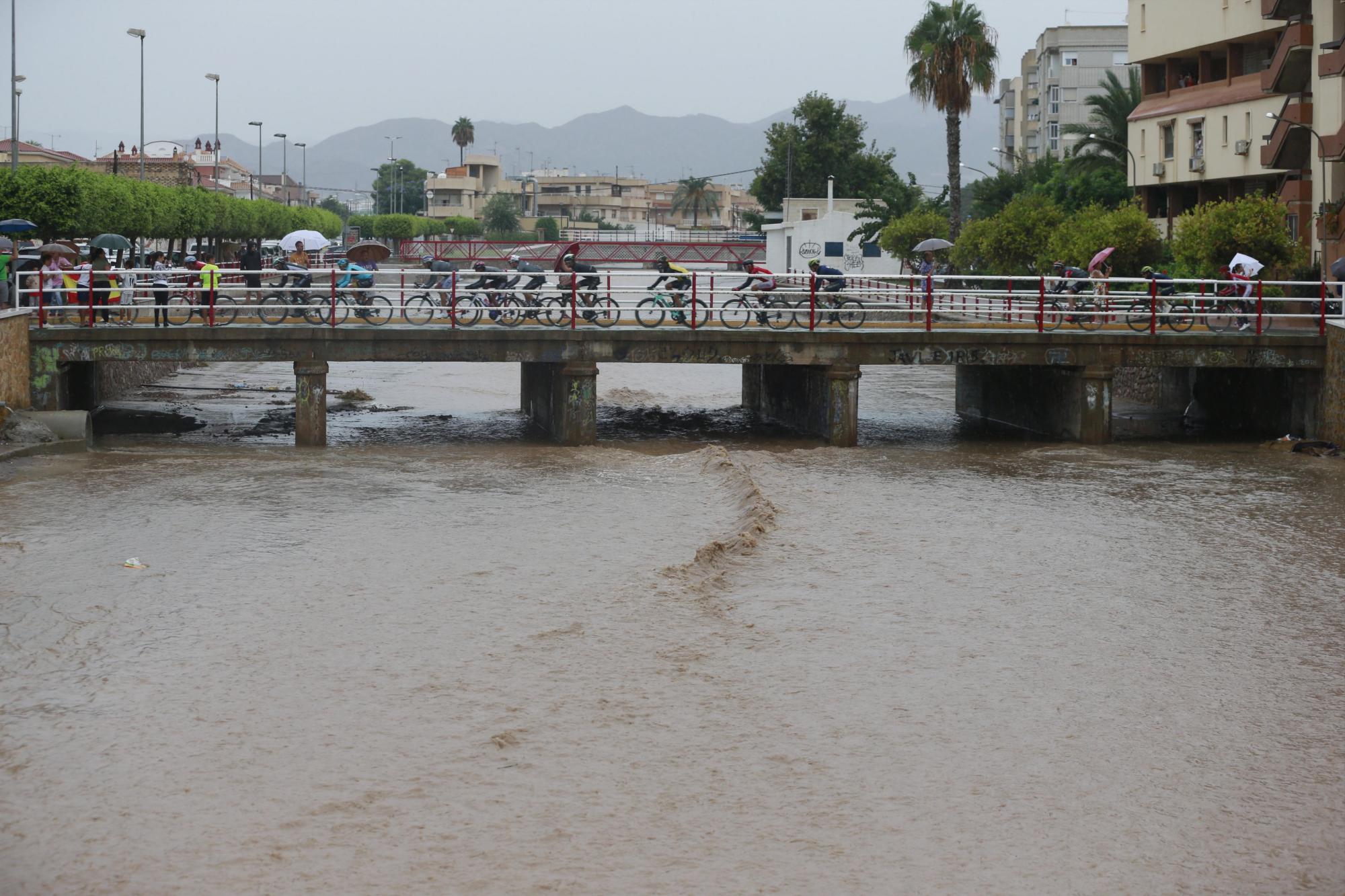 El pelotón durante la undécima etapa de la Vuelta Ciclista a España, con salida en Lorca y meta en el Observatorio Astronómico de Calar Alto (Murcia), con un recorrido de 187,5 kilómetros.