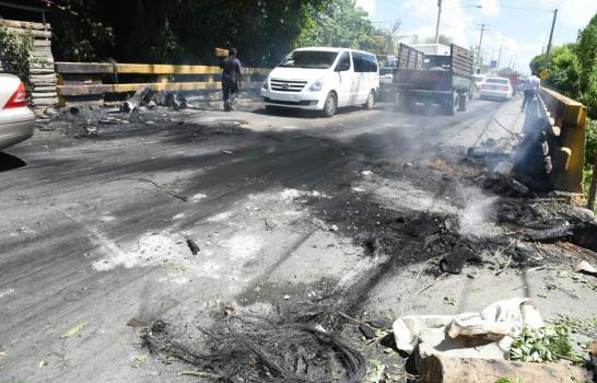 Protestas y quema de neumáticos en Cenoví por desaparición de Emely Peguero