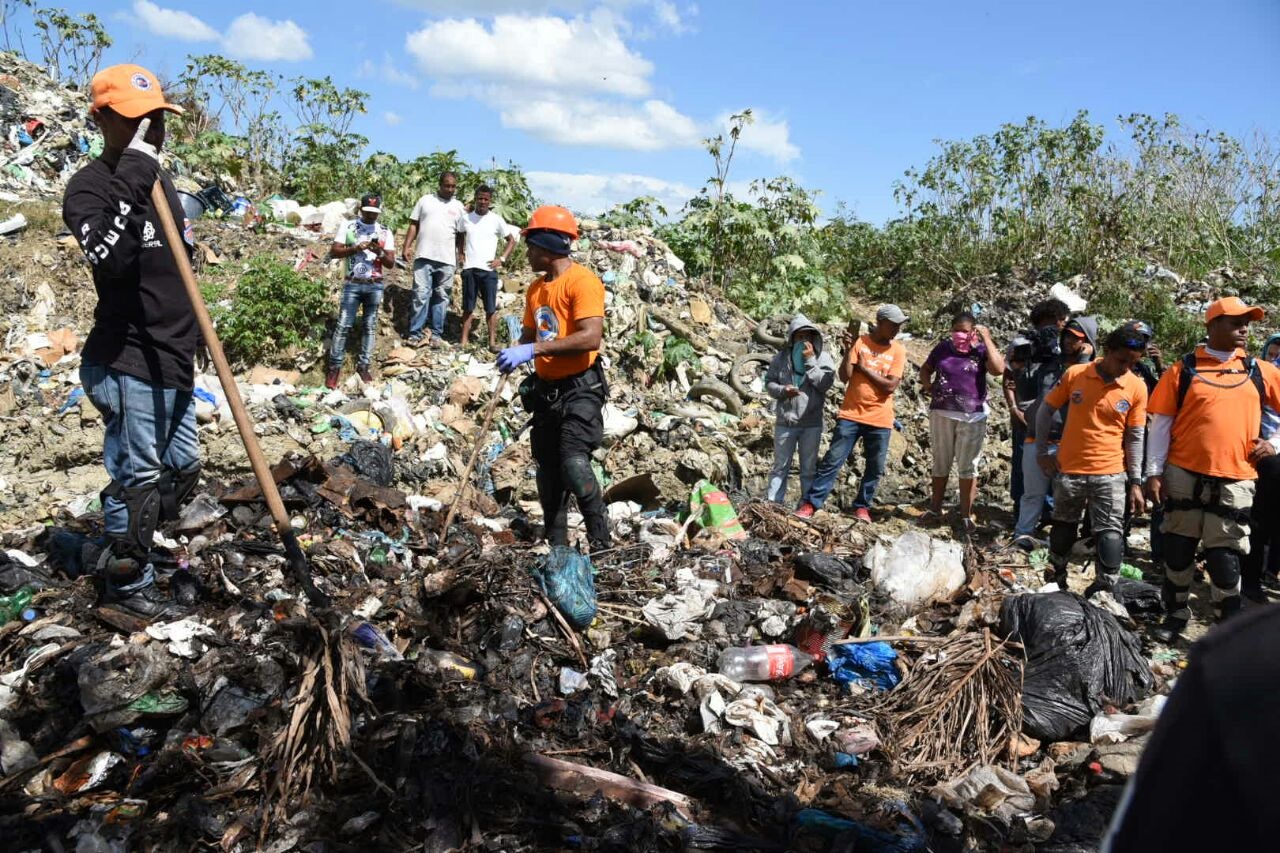La búsqueda del cadáver de Emely Peguero en el vertedero de la comunidad de Cenoví, en San Francisco de Macorís este miércoles 30 de agosto de 2017.
