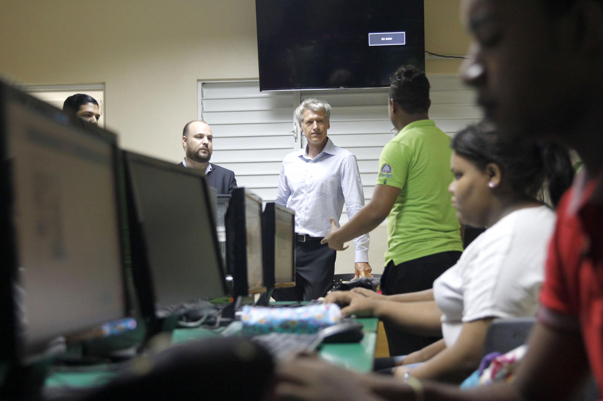 Gabor conversa con personal y estudiantes del Centro Tecnológico Comunitario de Boca Chica.