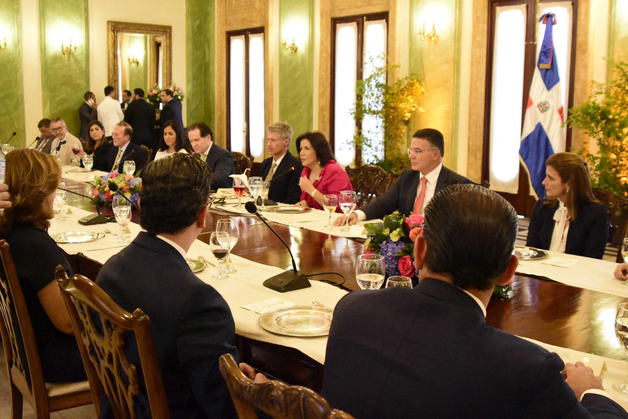 Gabor y la vicepresidenta de la República, Margarita Cedeño, comparten con un grupo de empresarios en el Palacio Nacional.