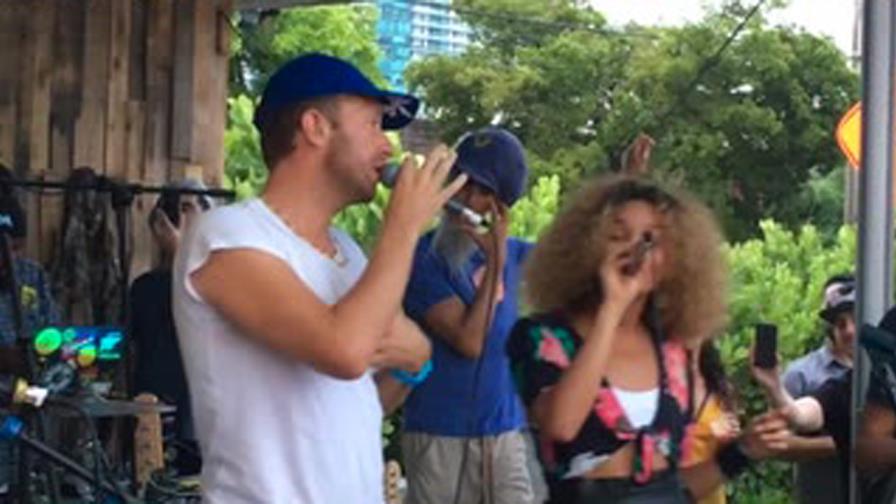 Chris Martin se presentó sorpresivamente a cantar en un vecindario