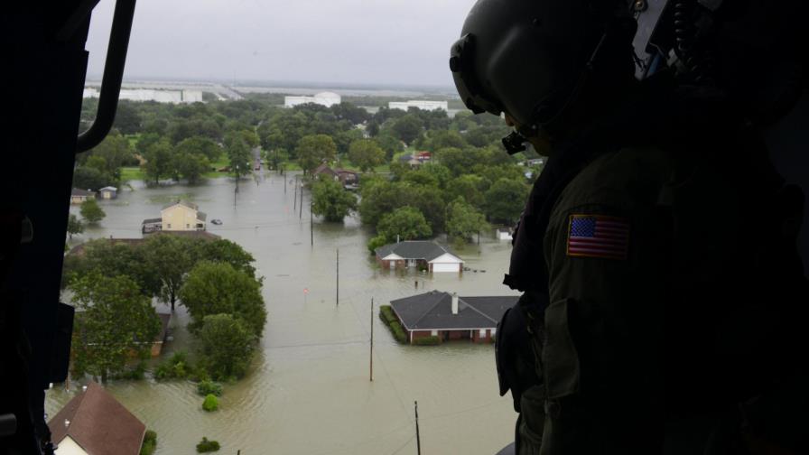 Harvey apunta su furia a Luisiana y Texas cuenta sus muertos