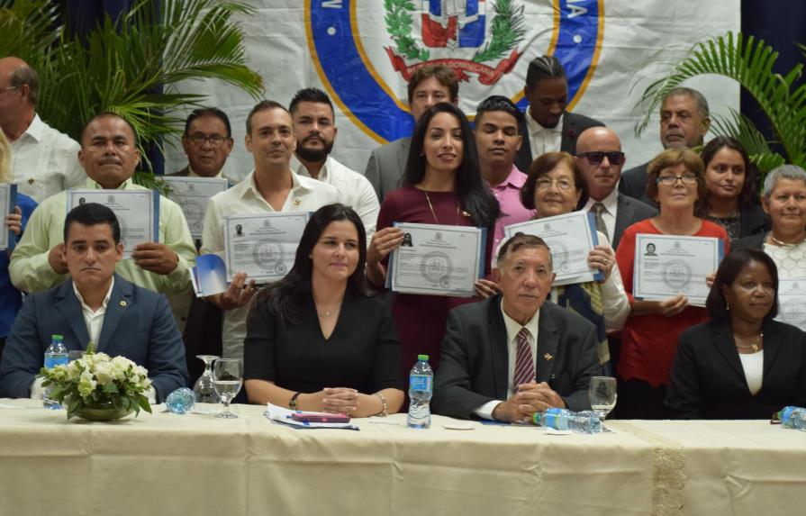 Interior y Policía juramenta a 40 extranjeros como dominicanos