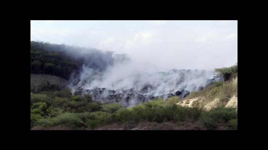 Humareda no se detiene en vertedero de Rafey
