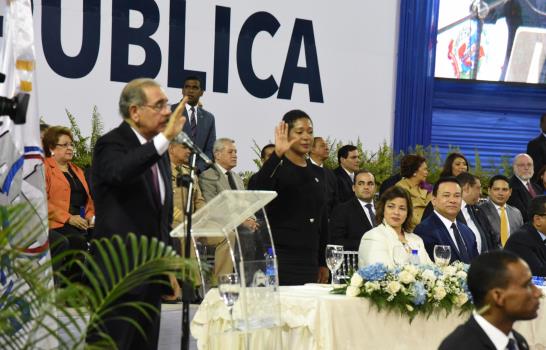 El presidente Medina juramenta cientos de comisiones de ética pública
Medina juramenta  cientos comisiones de ética pública