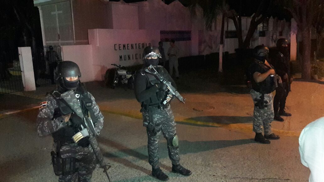 Efectivos SWAT custodian el cementerio