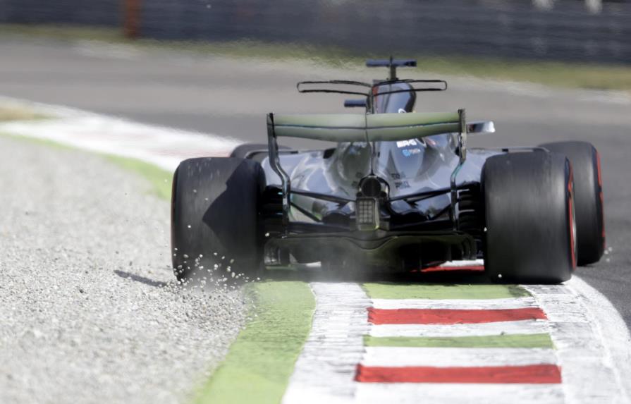 Lewis Hamilton sale de la pista en la segunda práctica en Monza