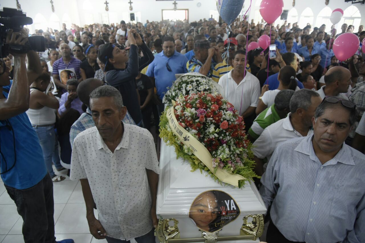 Vista de los familiares de Emely Peguero durante la eucaristía hoy, 1 de septiembre de 2017.