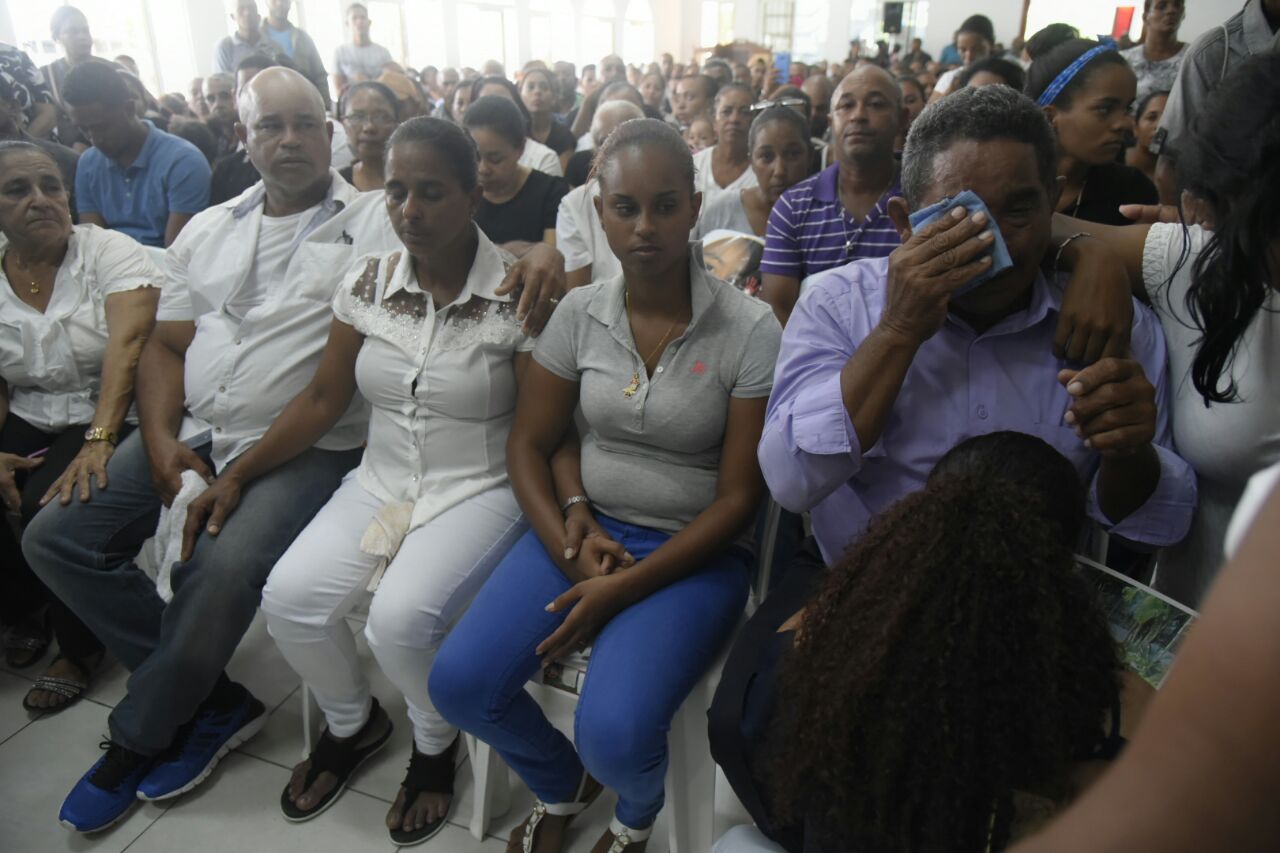 Vista de los familiares de Emely Peguero durante la eucaristía hoy, 1 de septiembre de 2017.