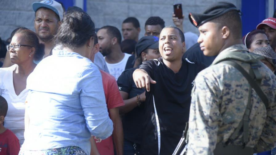 Multitud lanza piedras contra Marlyn Martínez y le vocifera asesina Multitud lanza piedras contra Marlyn Martínez y le vocifera asesina