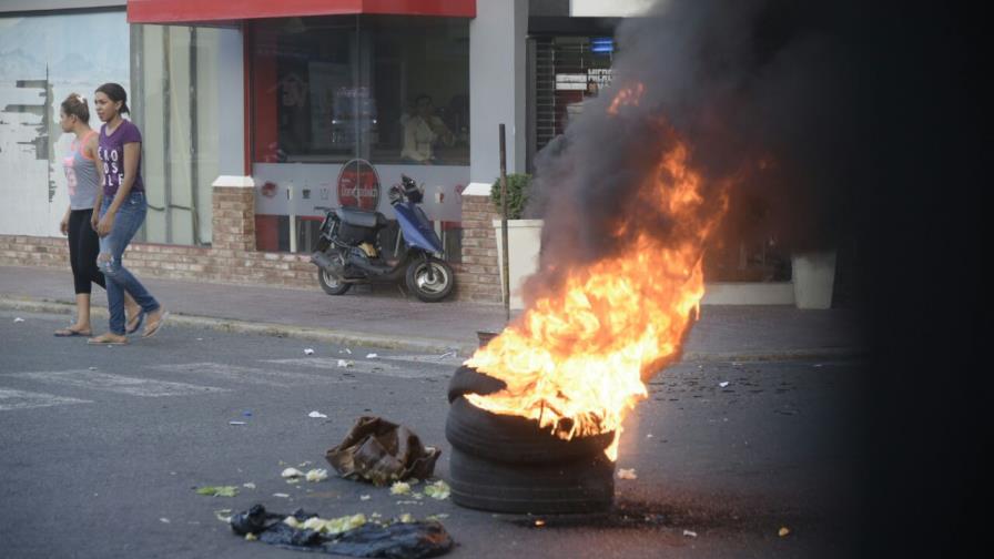 Incendian neumáticos frente al Palacio de Justicia de San Francisco exigiendo castigo para Marlin Martínez