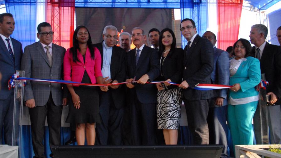 Presidente entrega estancia infantil en Los Guaricanos