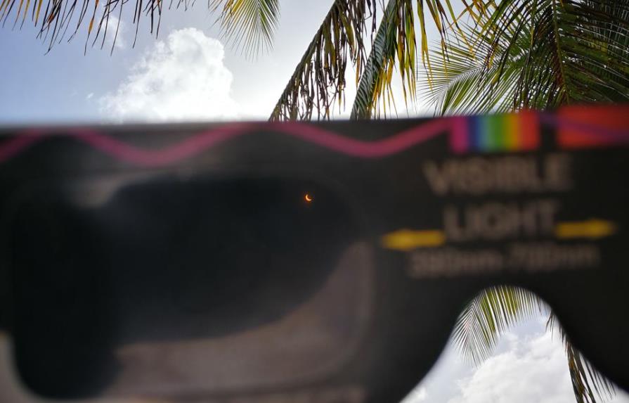 Pareja demanda a Amazon por lentes defectuosos para ver eclipse 