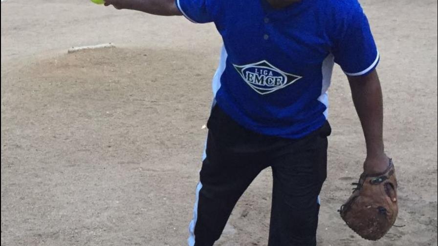 Gris, Rojo y Azul dividen honores en liga Emce de Sóftbol