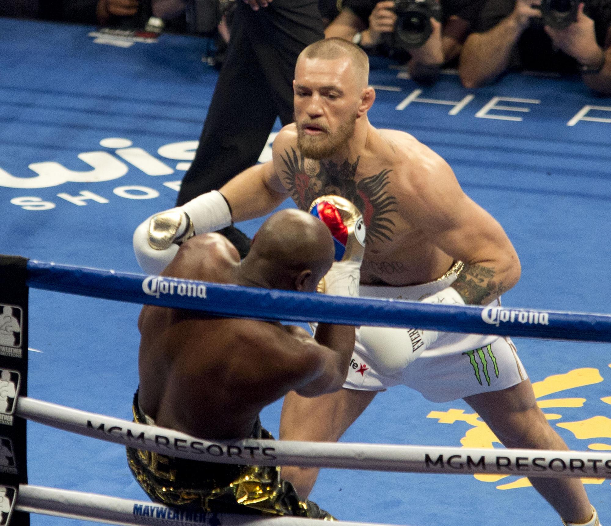Las declaraciones de Connor McGregor (derecha), hizo de todo en el cuadrilátero ante Floy Mayweather menos boxear, perdió por nocaut técnico en el 10 asalto.