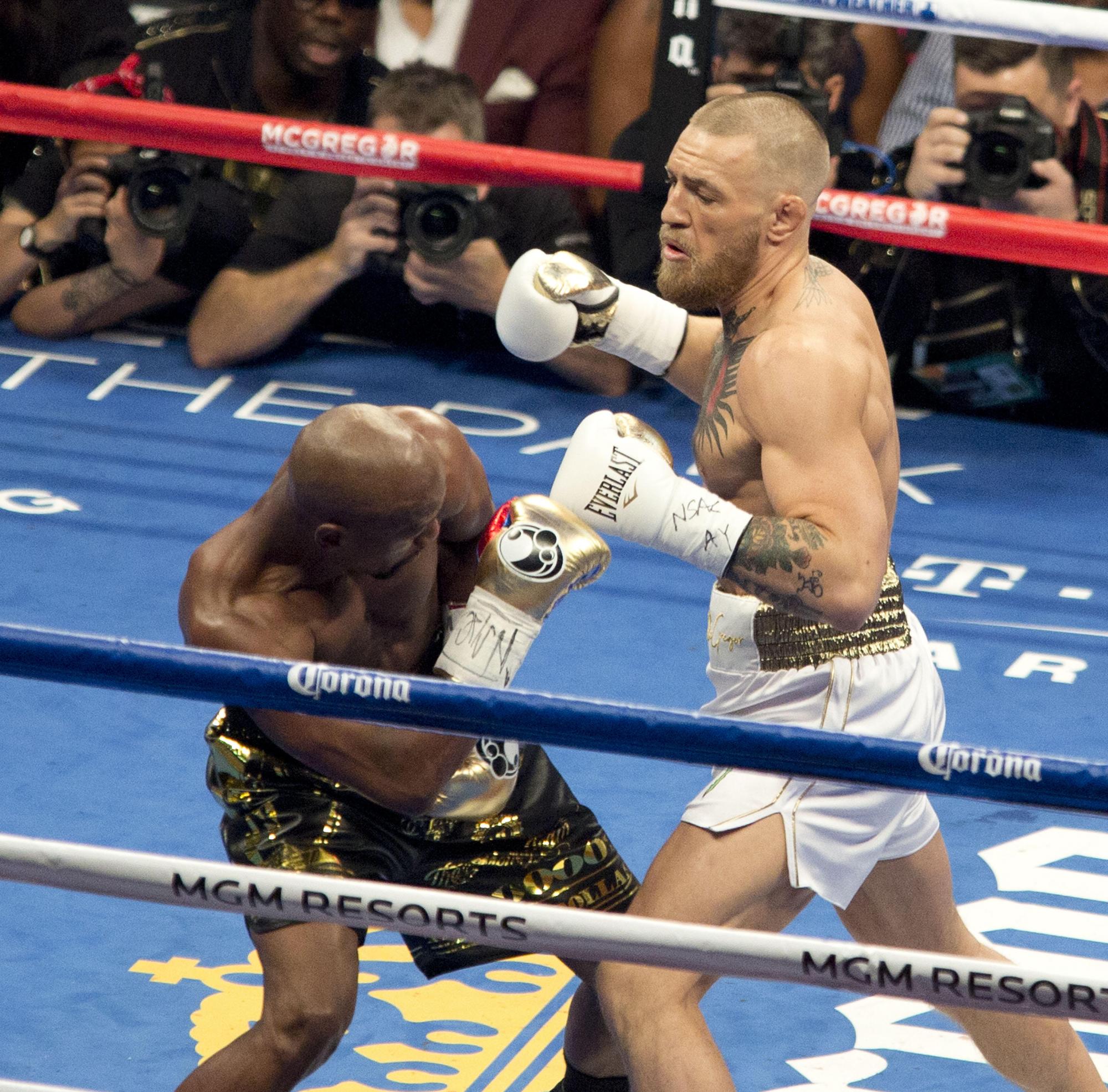 Las declaraciones de Connor McGregor (derecha), hizo de todo en el cuadrilátero ante Floy Mayweather menos boxear, perdió por nocaut técnico en el 10 asalto.