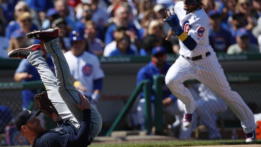 Javier Báez sale de juego tras sufrir golpe Javier Báez sale de juego tras sufrir golpe