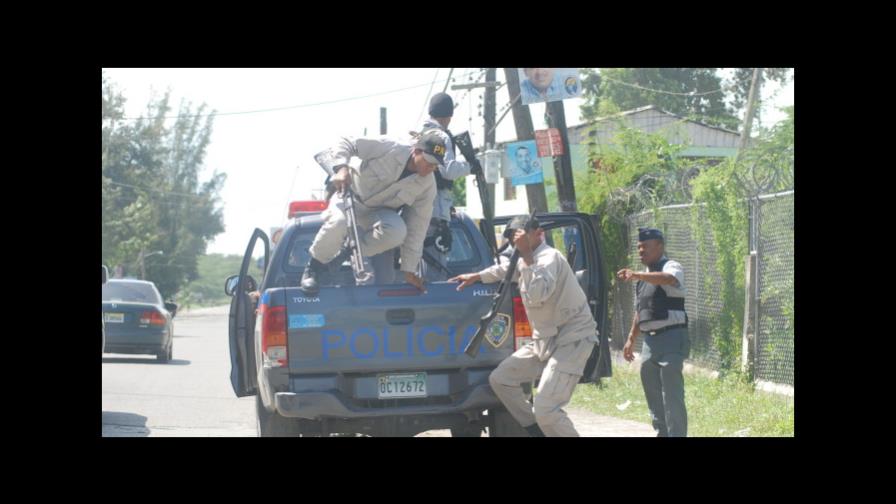 Policía frustra venta de vehículo robado en Carrefour; hiere dos hombres