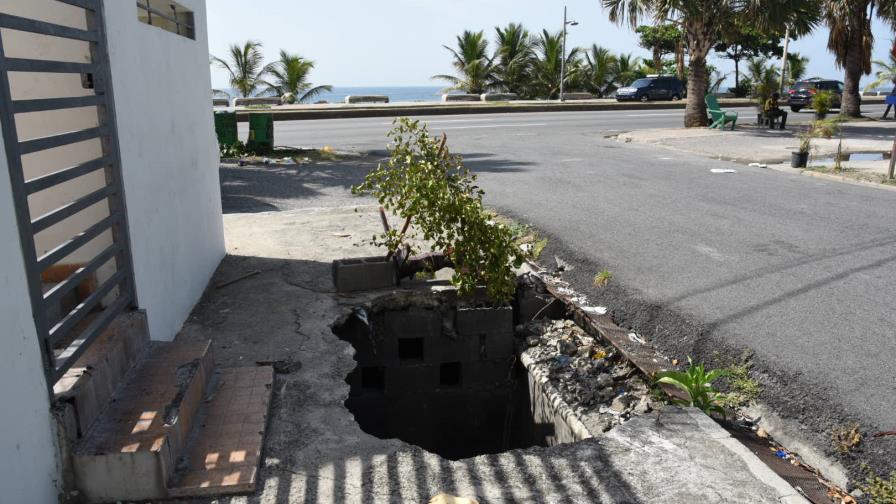 Prohibido el paso por acera de calle Piñeiro