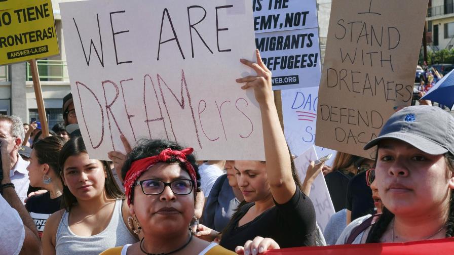 Se prevé que Trump ponga fin a programa de jóvenes inmigrantes 