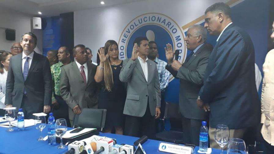 PRM juramenta diputado y regidora que dejaron el PRD