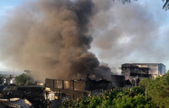 Fuego afecta planta Multiquímica; reportan dos bomberos heridos