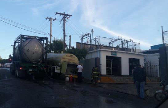 Fuego afecta planta Multiquímica; reportan dos bomberos heridos