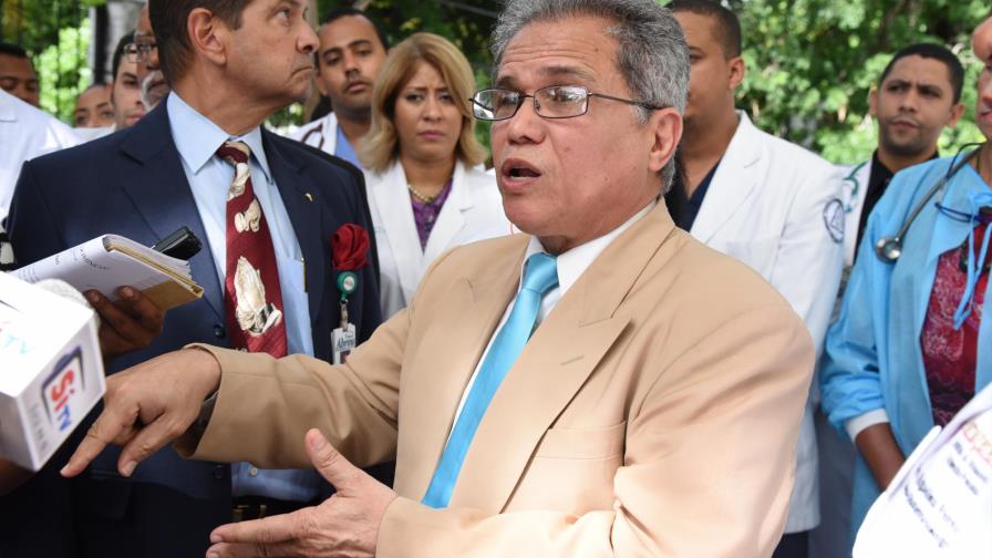 CMD denuncia excluyen 5 mil médicos de aumento salarial