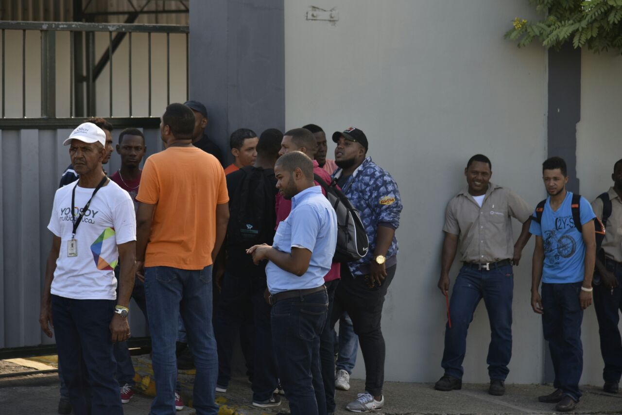 Empleados permanecen apostados a las afueras de la fábrica Multiquímica hoy, 5 de septiembre de 2017.