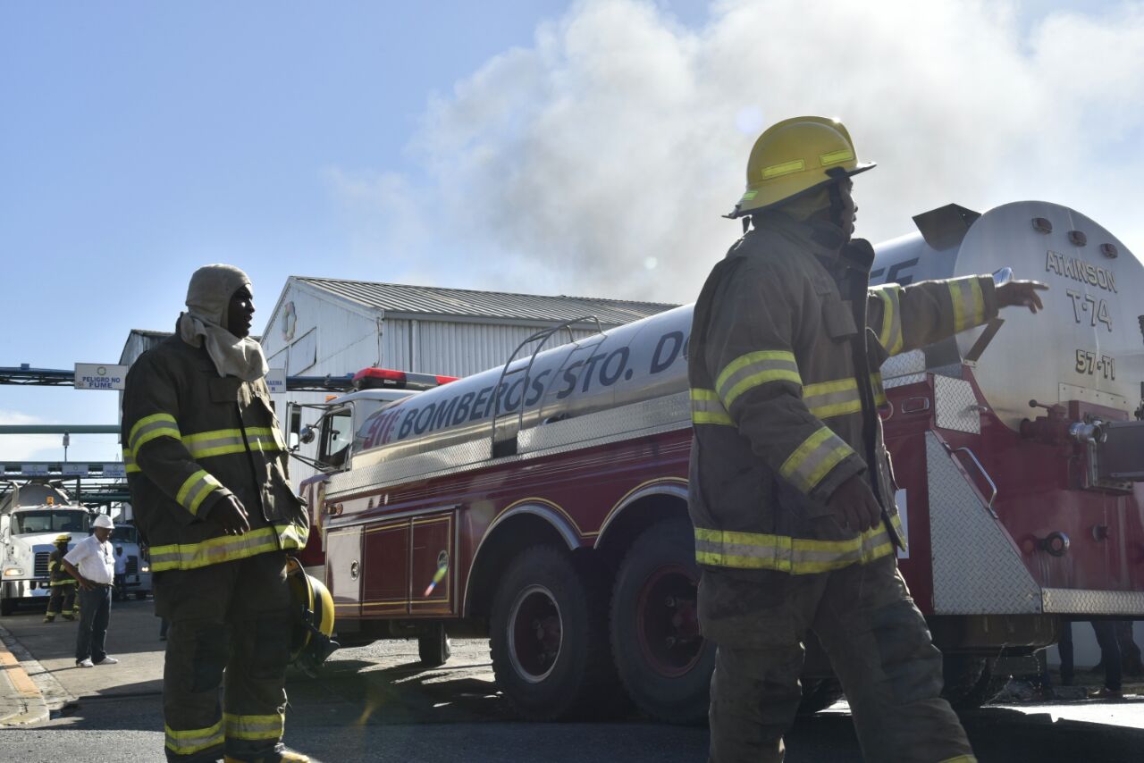 Bomberos continúan tratando de extinguir el fuego la fábrica Multiquímica hoy, 5 de septiembre de 2017.