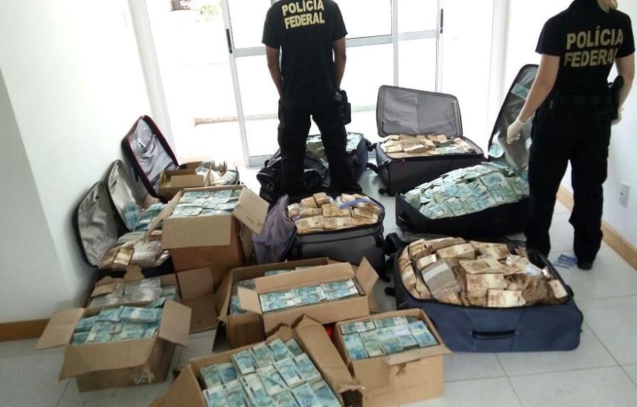 Hallan maletas llenas de dinero en apartamento usado por exministro de Temer