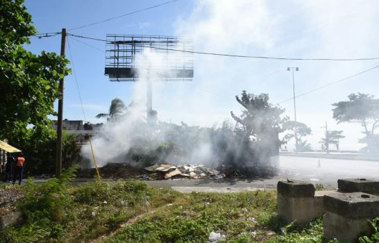 Fotos: Fuego afecta excavación abandonada en la autopista 30 de Mayo