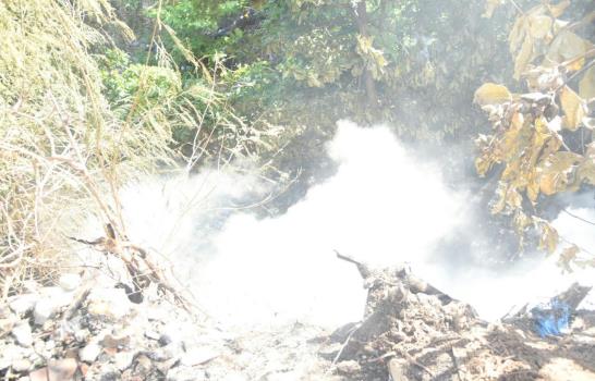 Fotos: Fuego afecta excavación abandonada en la autopista 30 de Mayo