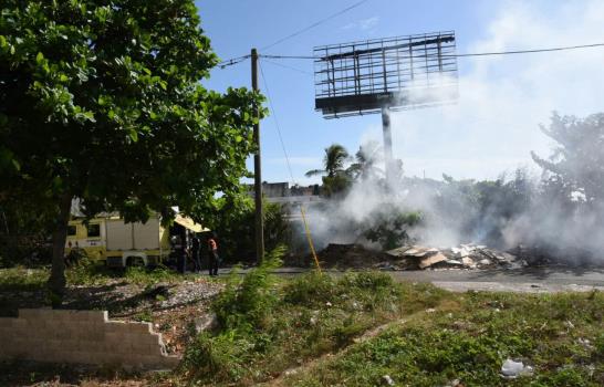 Fotos: Fuego afecta excavación abandonada en la autopista 30 de Mayo