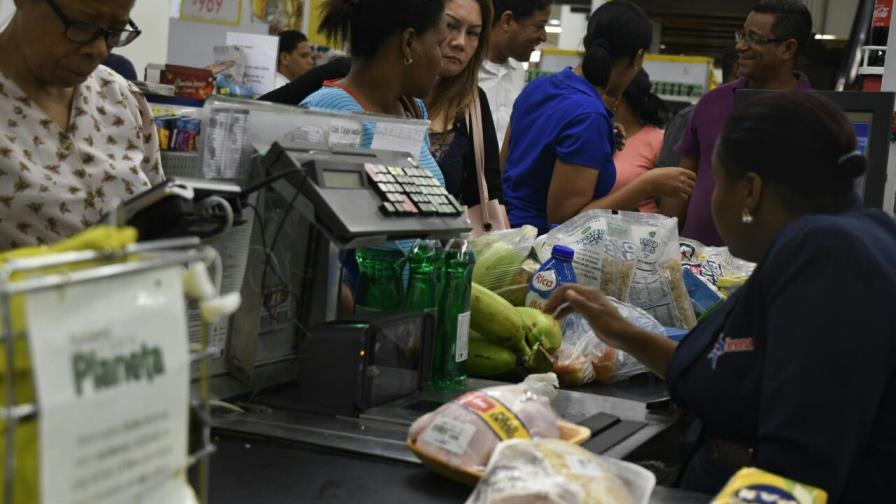 Dominicanos se abastecen de alimentos por huracán