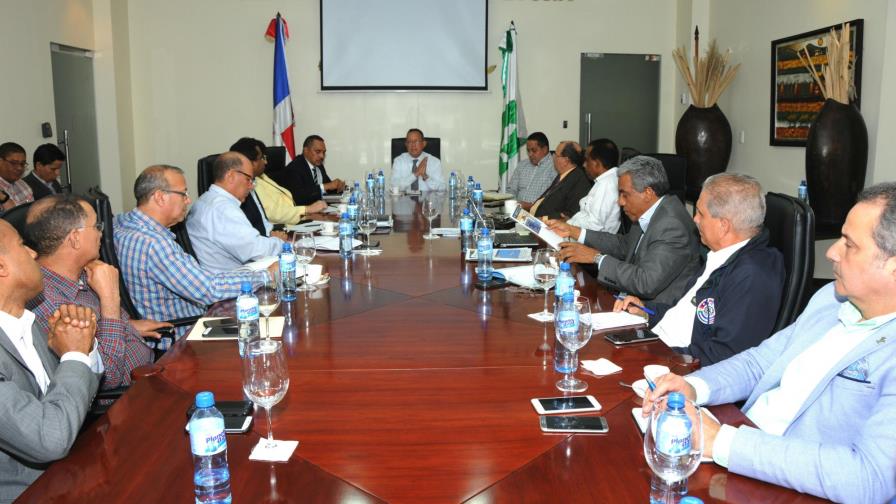 Gabinete agropecuario se mantiene en sesión permanente ante huracán Irma Gabinete agropecuario se mantiene en sesión permanente ante huracán Irma