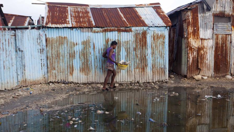 Sin ayuda estatal, haitianos están a su suerte ante inminente paso de Irma Sin ayuda estatal, haitianos están a su suerte ante inminente paso de Irma