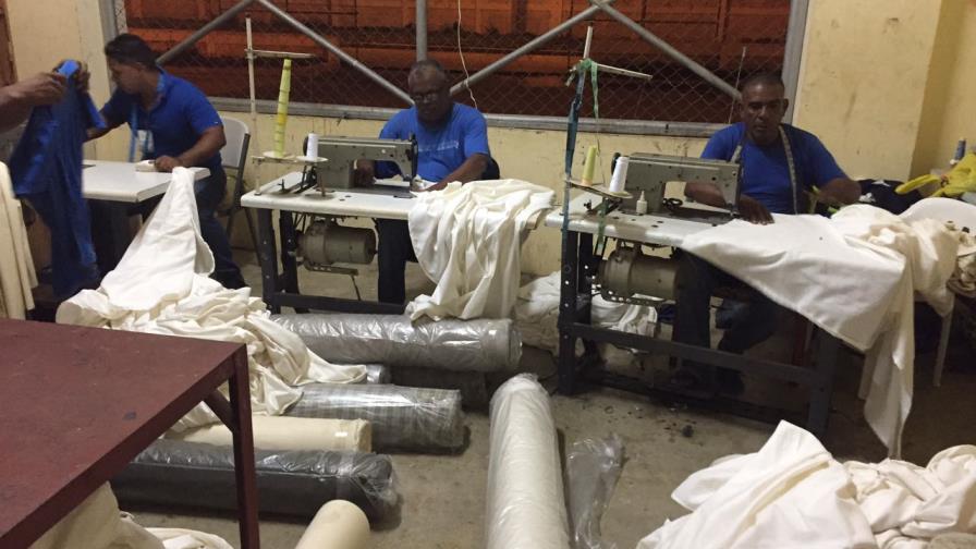 Internos del Nuevo Modelo Penitenciario confeccionan 10 mil sábanas para posibles damnificados huracán Irma 