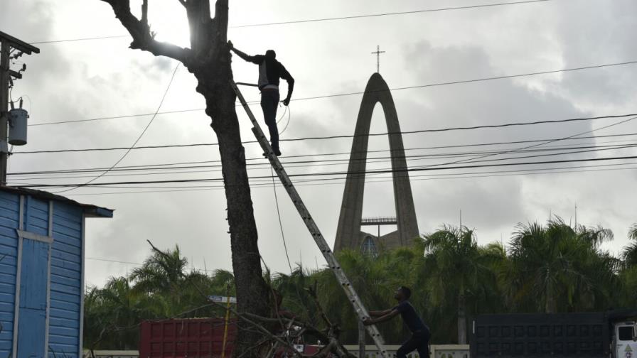 Podan árboles en Higüey por huracán Irma