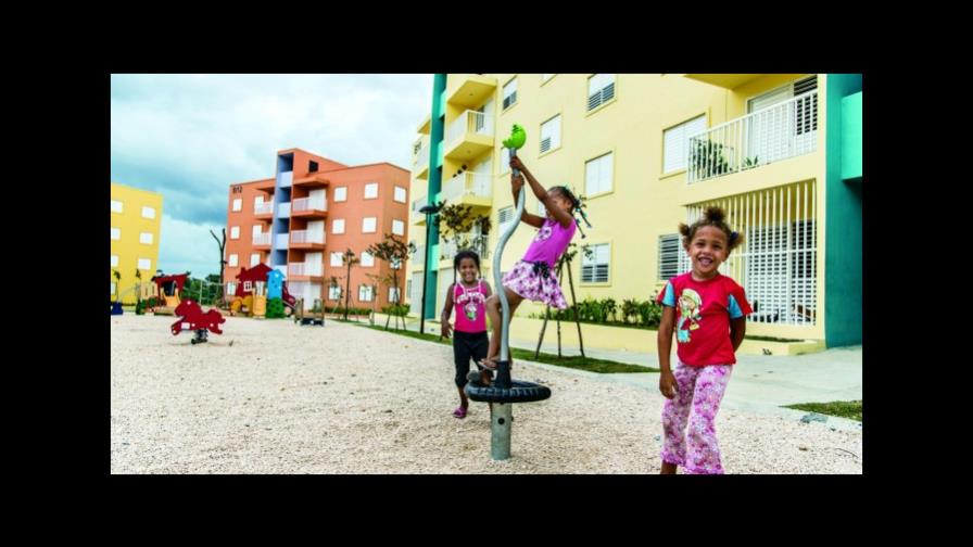 Residentes de La Nueva Barquita se sienten agradecidos por sus nuevos hogares ante la amenaza de Irma 