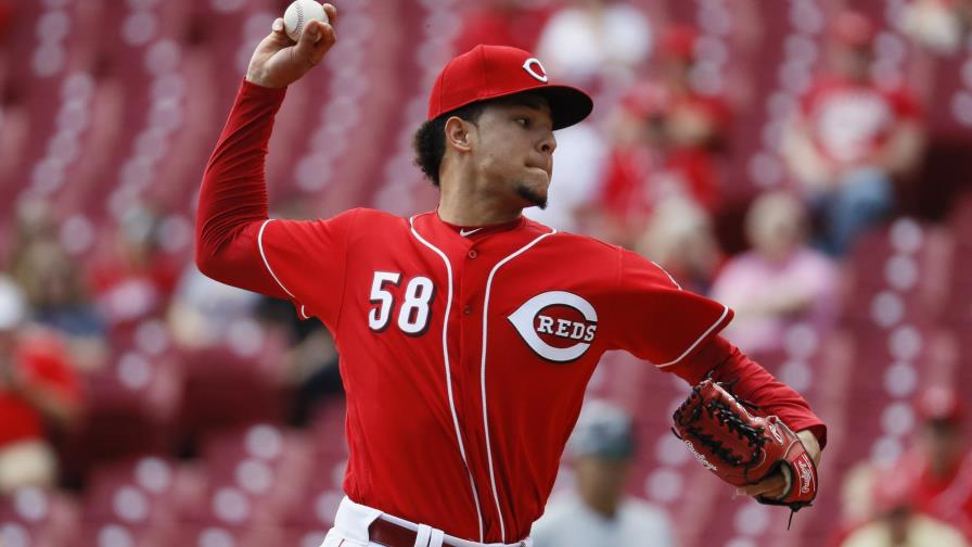 El novato Luis Castillo poncha a 10 y Rojos vencen a Cerveceros 