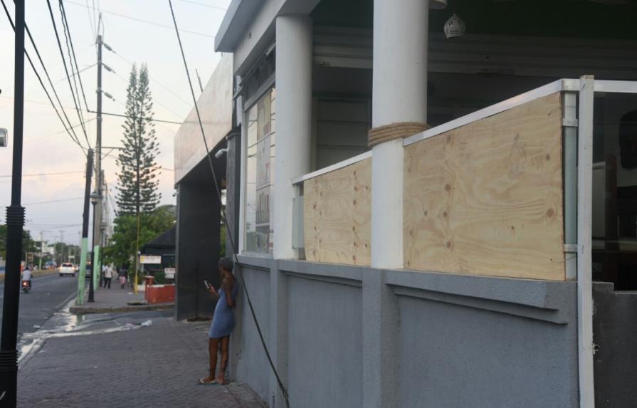 Comerciantes en Puerto Plata se preparan ante llegada de Irma