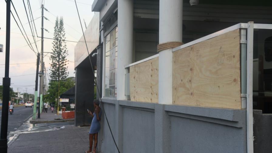 Comerciantes en Puerto Plata se preparan ante llegada de Irma