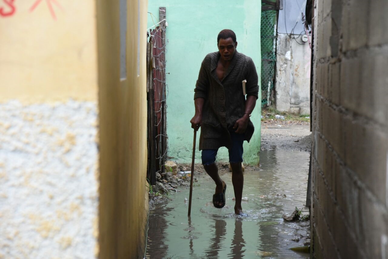 Los residentes del sector Aguas Negras, en Puerto Plata, dicen que a pesar de que viven frente al río San Marcos, para el cual han reclamado frecuentemente un muro de contención, y próximo a la costa del océano Atlántico, las autoridades no ha ido a auxiliarlos.