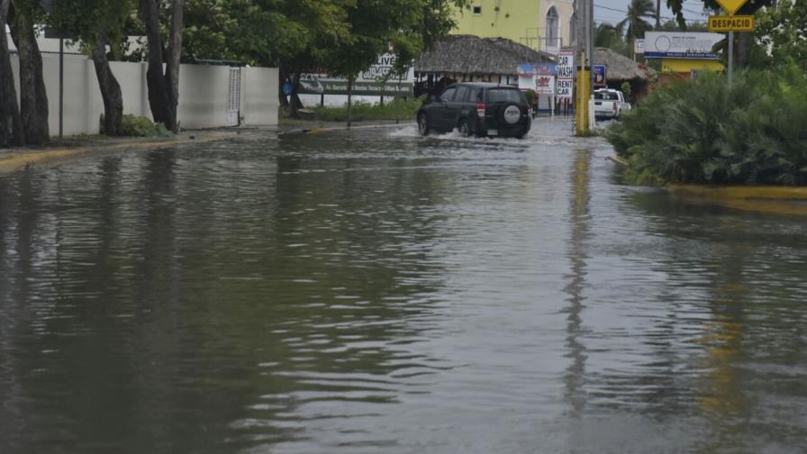 Unos 12 de negocios de playa El Cortecito afectados por penetración del mar