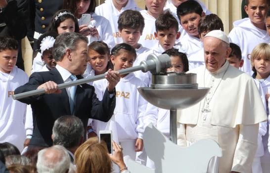 El presidente de Colombia recibe con todos los honores al papa Francisco