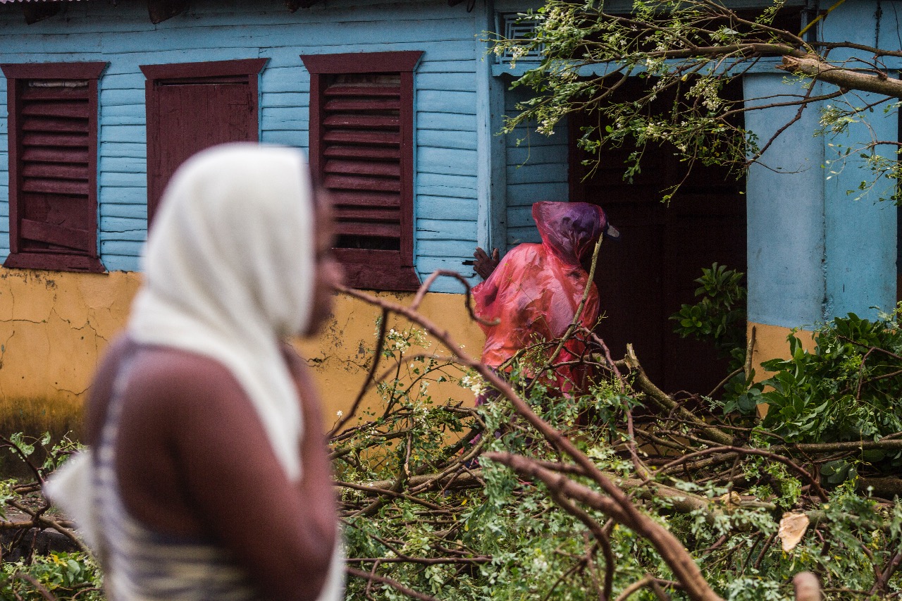 SAMANÁ. Estas fotos en el trayecto de la carretera Samaná- Las Galeras muestran la violencia de los vientos, las lluvias y marejadas en el paso del huracán Irma.